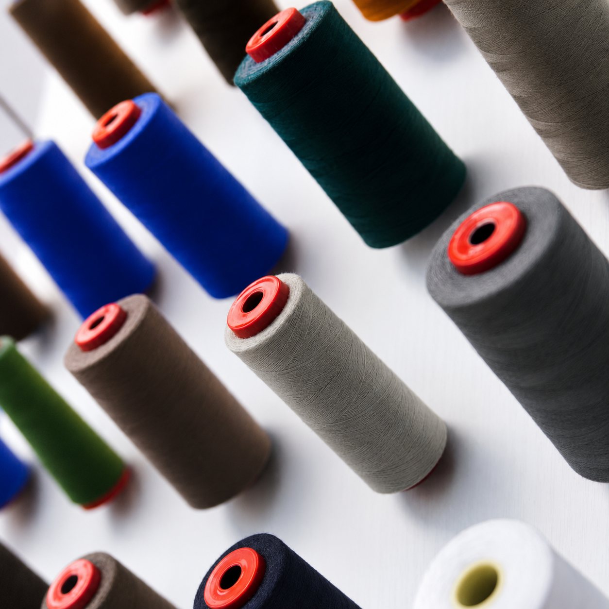 Bobine di filo colorate per sartoria