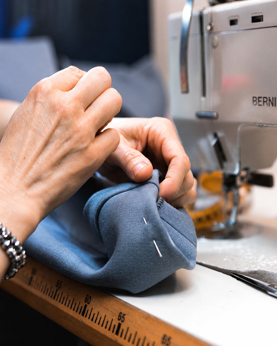 Mani al lavoro su una macchina da cucire